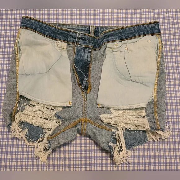 VTG Levi's Women's Heavily Distressed Denim Blue Jean Shorts Sz 8P GUC - Picture 7 of 12
